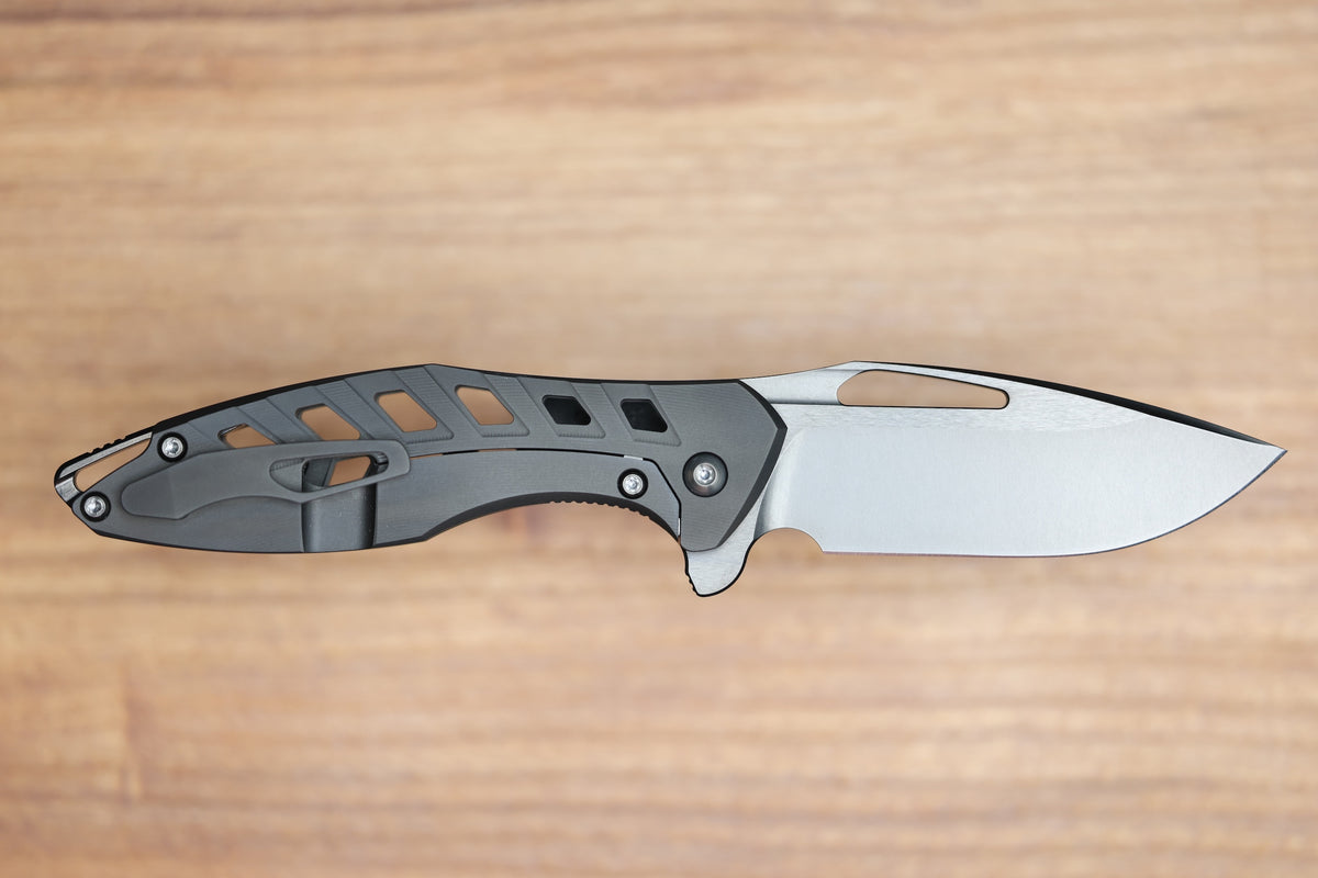 KOENIG MINI ARIUS - DLC OSSEUS 2.0 TITANIUM HANDLE - DLC HARDWARE - DLC BURNISHED W/ POLISHED FLATS M390 BLADE
