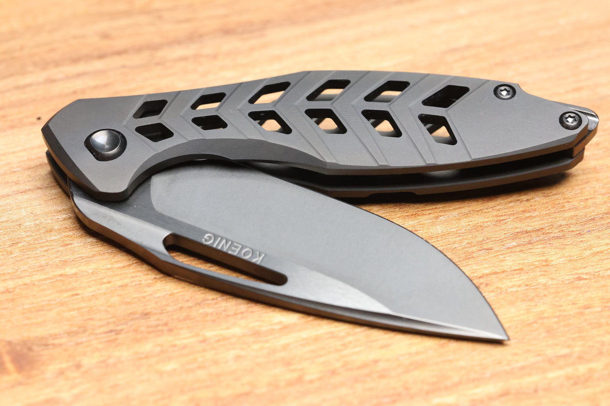 KOENIG MINI ARIUS - DLC OSSEUS 2.0 TITANIUM HANDLE - DLC HARDWARE - DLC BURNISHED W/ POLISHED FLATS M390 BLADE