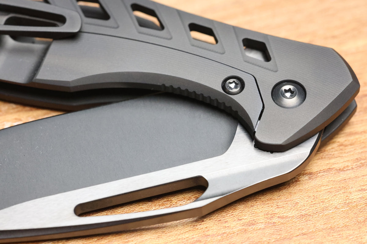 KOENIG MINI ARIUS - DLC OSSEUS 2.0 TITANIUM HANDLE - DLC HARDWARE - DLC BURNISHED W/ POLISHED FLATS M390 BLADE