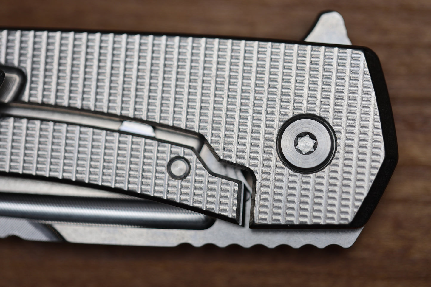 MACHINWISE MOJAVE #890 GRENADE TEXTURE TITANIUM HANDLE AND S90V BLADE