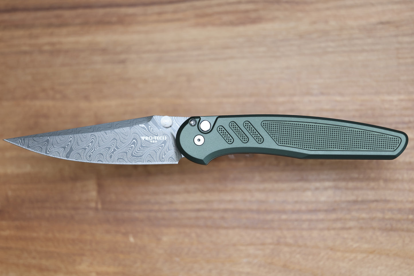 PRO-TECH AVALON PEACE NEIGHBOR GREEN KNURLED ALUMINUM HANDLE W/ WHITE PEARL BUTTON & NICHOLS BOOMERANG DAMASCUS CUSTOM 003
