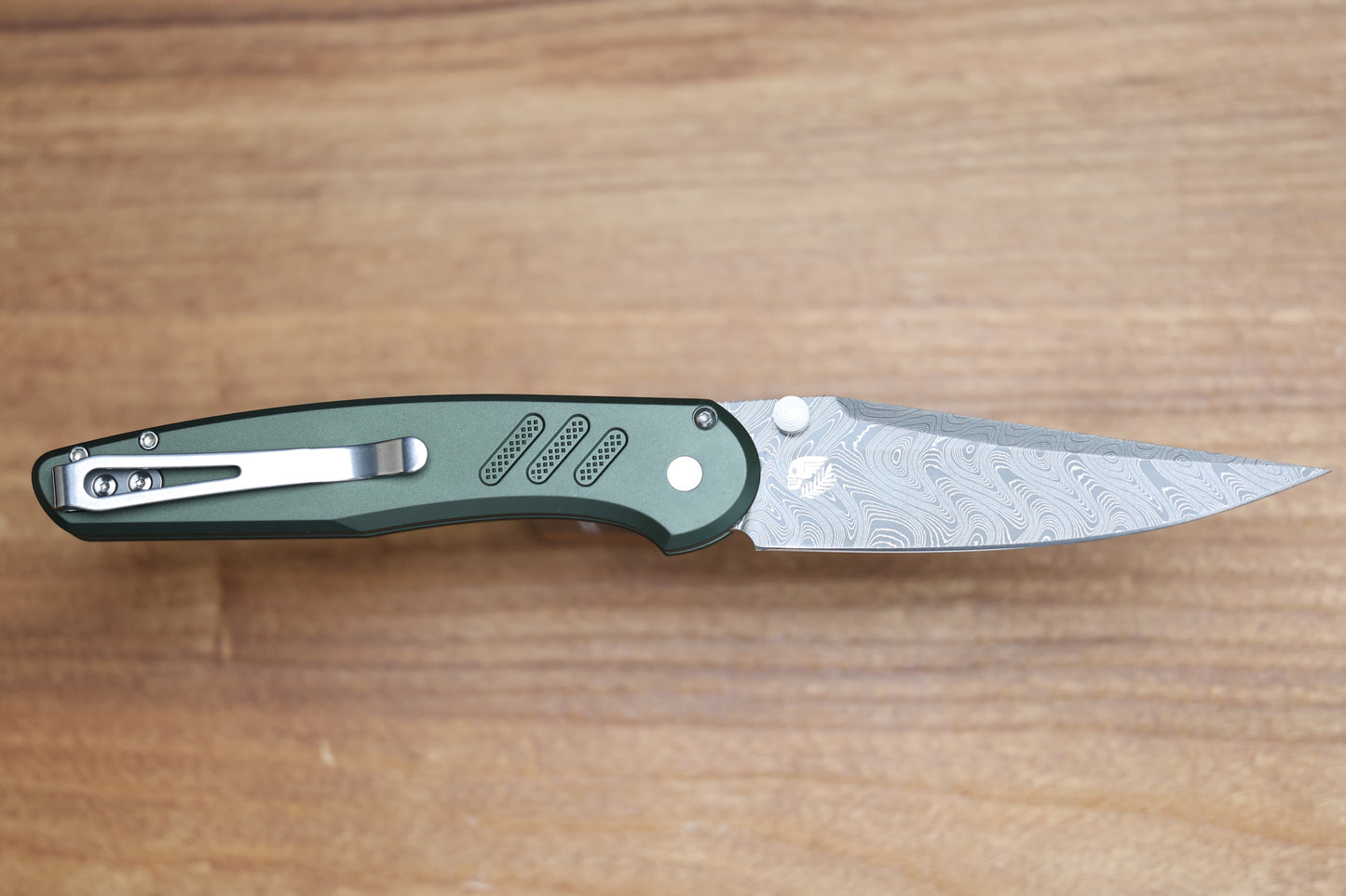 PRO-TECH AVALON PEACE NEIGHBOR GREEN KNURLED ALUMINUM HANDLE W/ WHITE PEARL BUTTON & NICHOLS BOOMERANG DAMASCUS CUSTOM 003