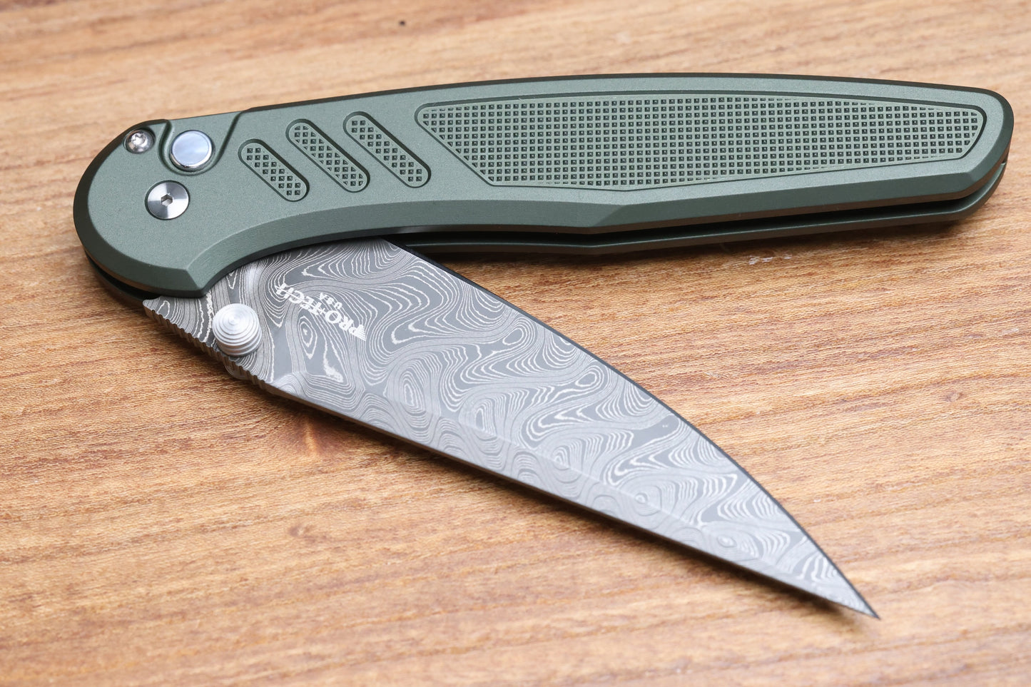 PRO-TECH AVALON PEACE NEIGHBOR GREEN KNURLED ALUMINUM HANDLE W/ WHITE PEARL BUTTON & NICHOLS BOOMERANG DAMASCUS CUSTOM 003