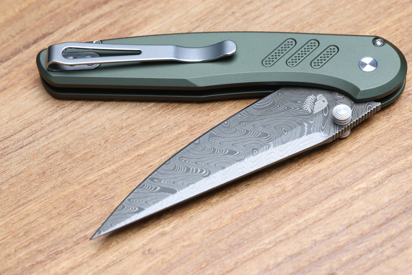 PRO-TECH AVALON PEACE NEIGHBOR GREEN KNURLED ALUMINUM HANDLE W/ WHITE PEARL BUTTON & NICHOLS BOOMERANG DAMASCUS CUSTOM 003