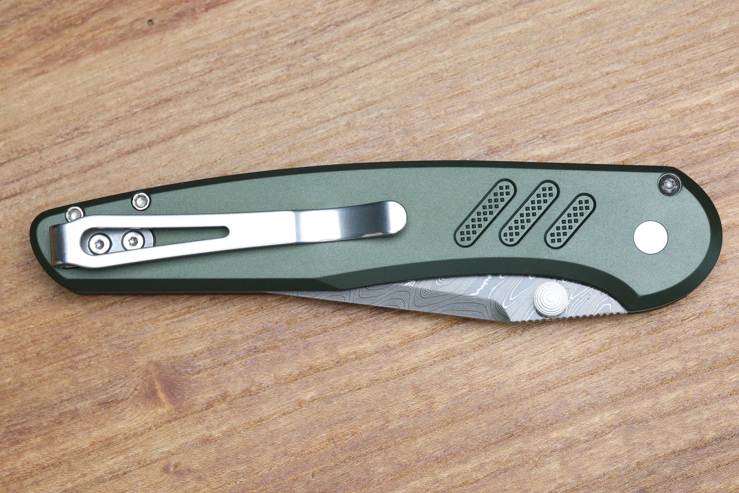 PRO-TECH AVALON PEACE NEIGHBOR GREEN KNURLED ALUMINUM HANDLE W/ WHITE PEARL BUTTON & NICHOLS BOOMERANG DAMASCUS CUSTOM 003