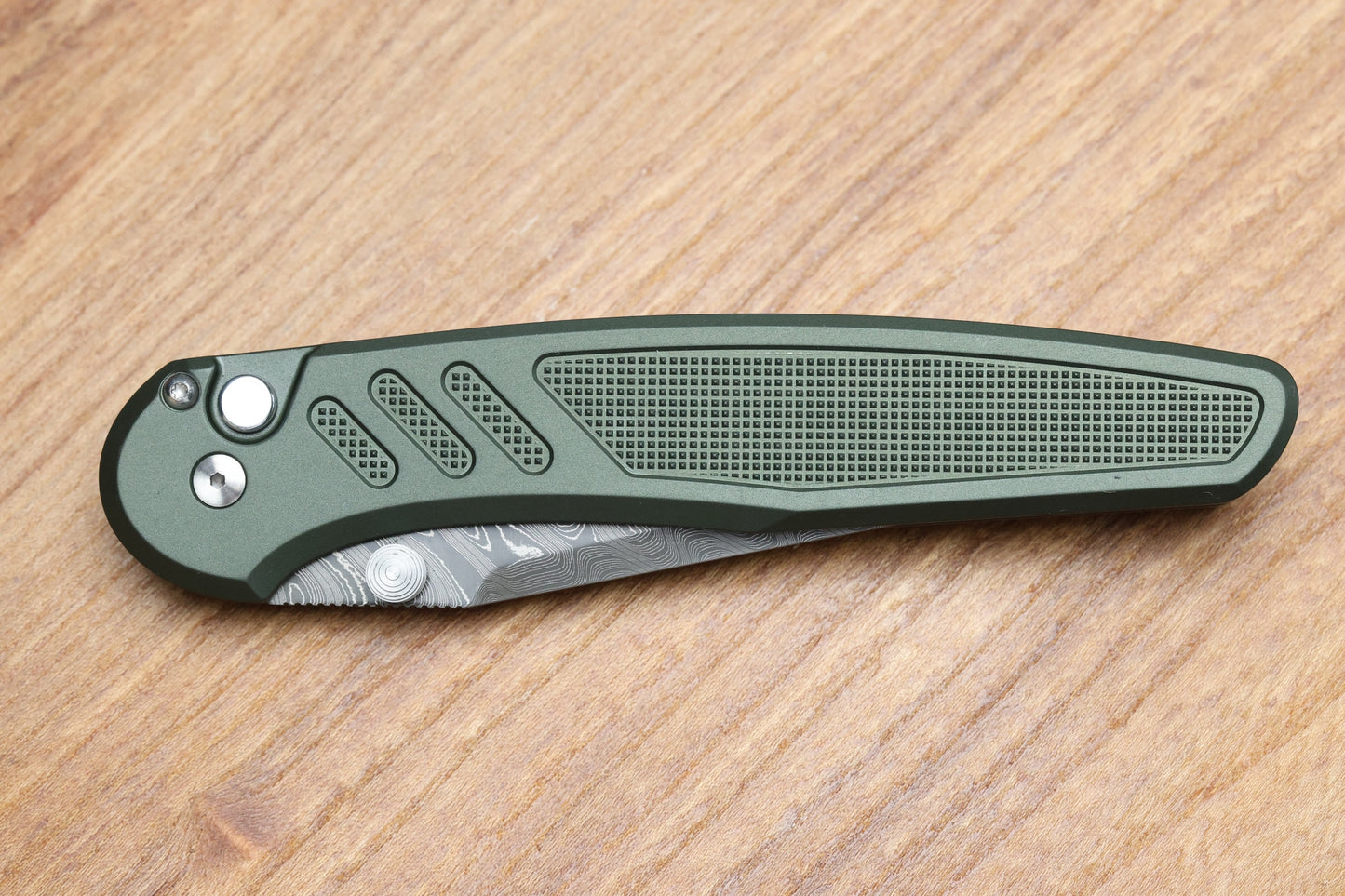 PRO-TECH AVALON PEACE NEIGHBOR GREEN KNURLED ALUMINUM HANDLE W/ WHITE PEARL BUTTON & NICHOLS BOOMERANG DAMASCUS CUSTOM 003