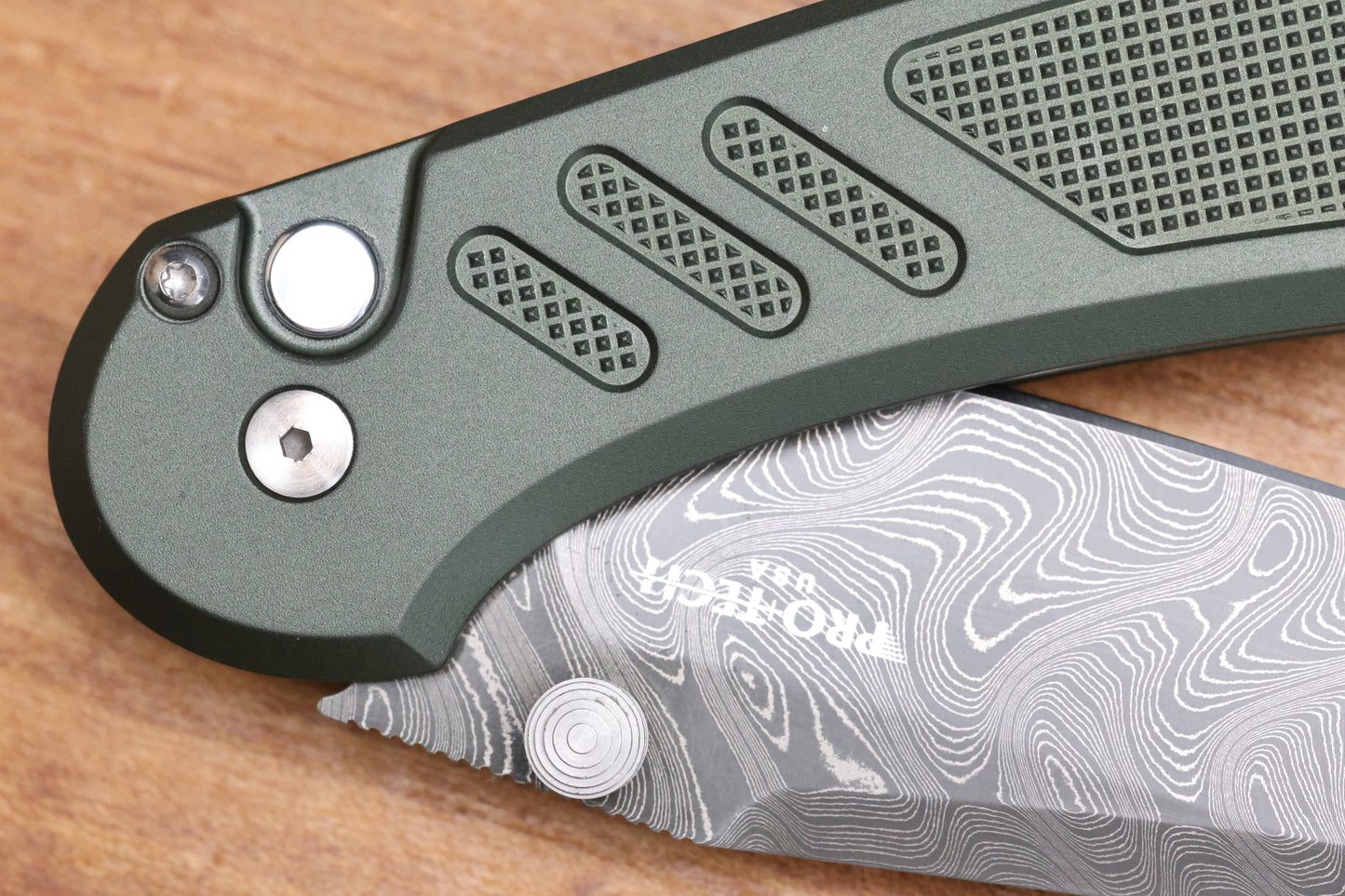 PRO-TECH AVALON PEACE NEIGHBOR GREEN KNURLED ALUMINUM HANDLE W/ WHITE PEARL BUTTON & NICHOLS BOOMERANG DAMASCUS CUSTOM 003