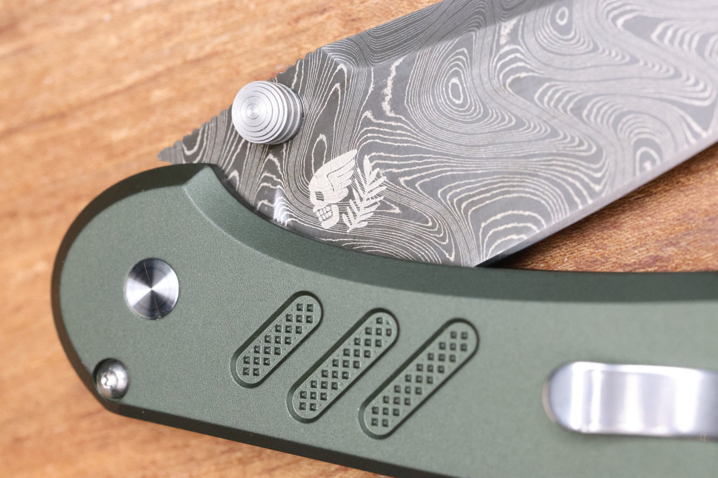 PRO-TECH AVALON PEACE NEIGHBOR GREEN KNURLED ALUMINUM HANDLE W/ WHITE PEARL BUTTON & NICHOLS BOOMERANG DAMASCUS CUSTOM 003