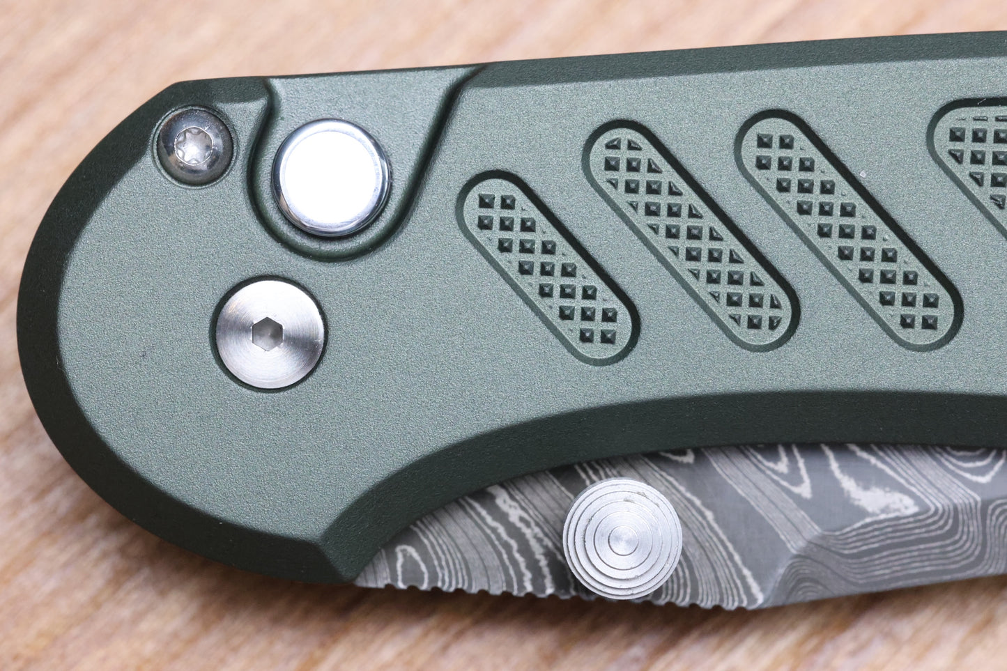 PRO-TECH AVALON PEACE NEIGHBOR GREEN KNURLED ALUMINUM HANDLE W/ WHITE PEARL BUTTON & NICHOLS BOOMERANG DAMASCUS CUSTOM 003