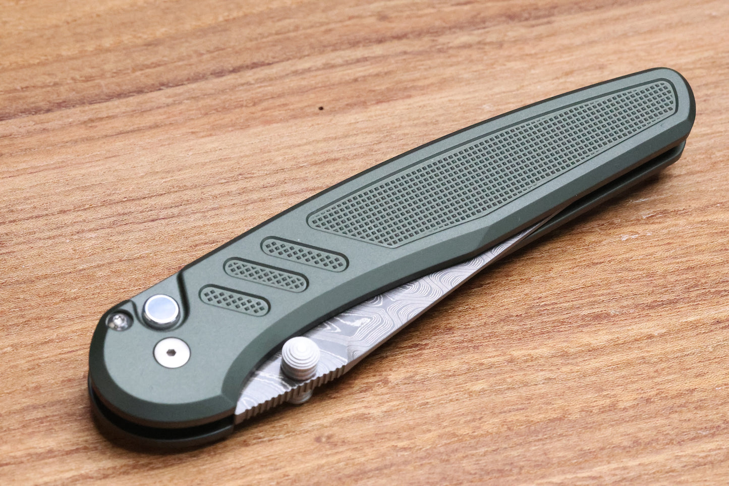 PRO-TECH AVALON PEACE NEIGHBOR GREEN KNURLED ALUMINUM HANDLE W/ WHITE PEARL BUTTON & NICHOLS BOOMERANG DAMASCUS CUSTOM 003