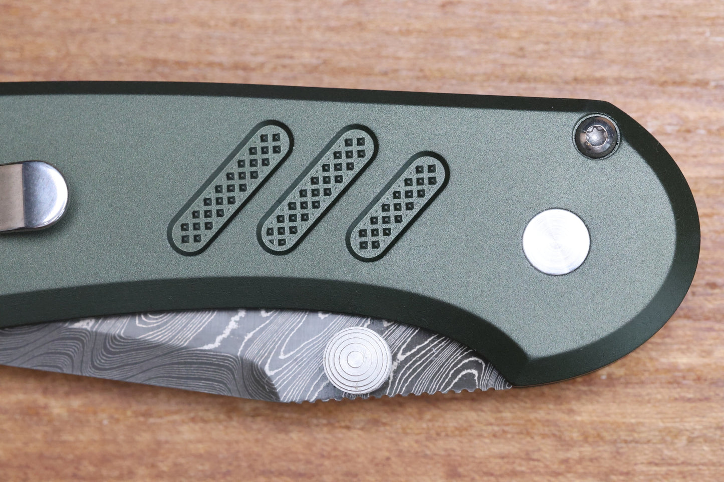 PRO-TECH AVALON PEACE NEIGHBOR GREEN KNURLED ALUMINUM HANDLE W/ WHITE PEARL BUTTON & NICHOLS BOOMERANG DAMASCUS CUSTOM 003