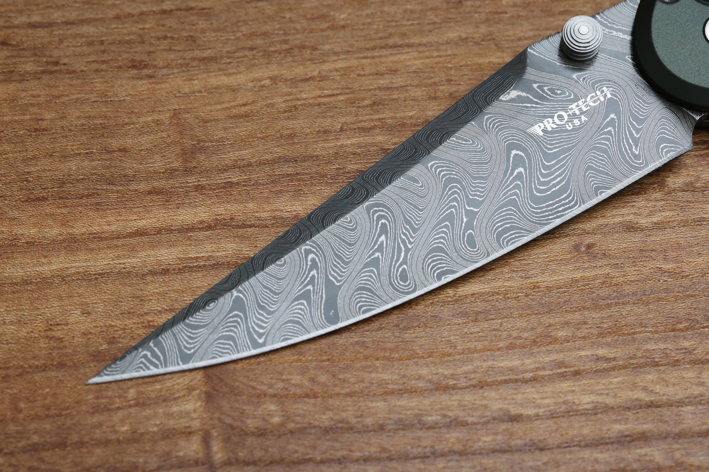 PRO-TECH AVALON PEACE NEIGHBOR GREEN KNURLED ALUMINUM HANDLE W/ WHITE PEARL BUTTON & NICHOLS BOOMERANG DAMASCUS CUSTOM 003