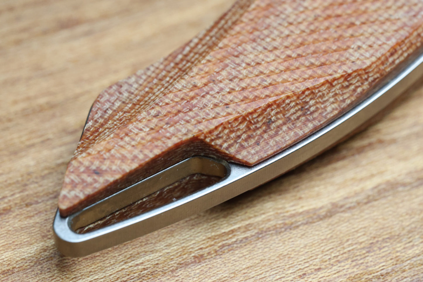KOENIG KNIVES HELO - TAN CANVAS PATTERNED MICARTA HANDLE - BRIGHTWASHED MAGNACUT BLADE