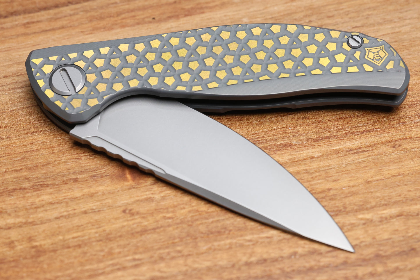 SHIROGOROV KNIVES F95 BEAR PATTERN - 2025 BLADE SHOW EXCLUSIVE - GREY/GOLD ANO TITANIUM HANDLE - M390 BLADE - MRBS (PREOWNED)