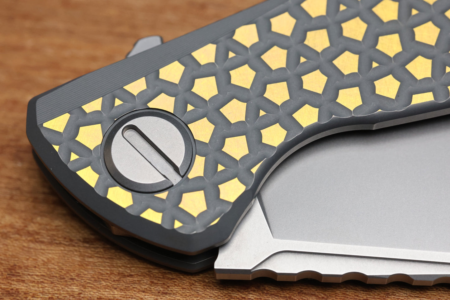 SHIROGOROV KNIVES F95 BEAR PATTERN - 2025 BLADE SHOW EXCLUSIVE - GREY/GOLD ANO TITANIUM HANDLE - M390 BLADE - MRBS (PREOWNED)