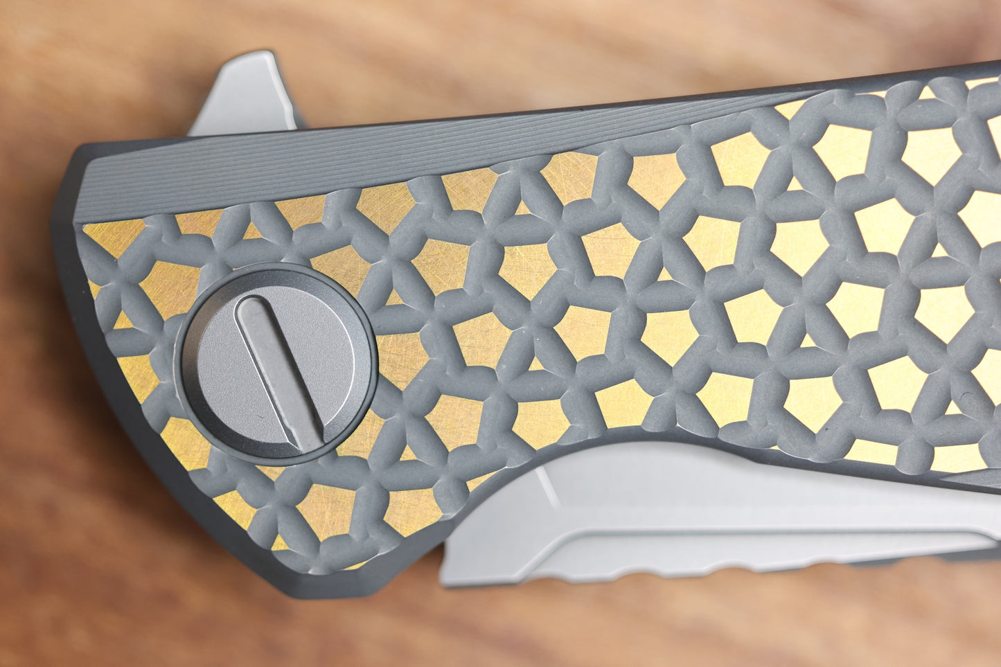 SHIROGOROV KNIVES F95 BEAR PATTERN - 2025 BLADE SHOW EXCLUSIVE - GREY/GOLD ANO TITANIUM HANDLE - M390 BLADE - MRBS (PREOWNED)