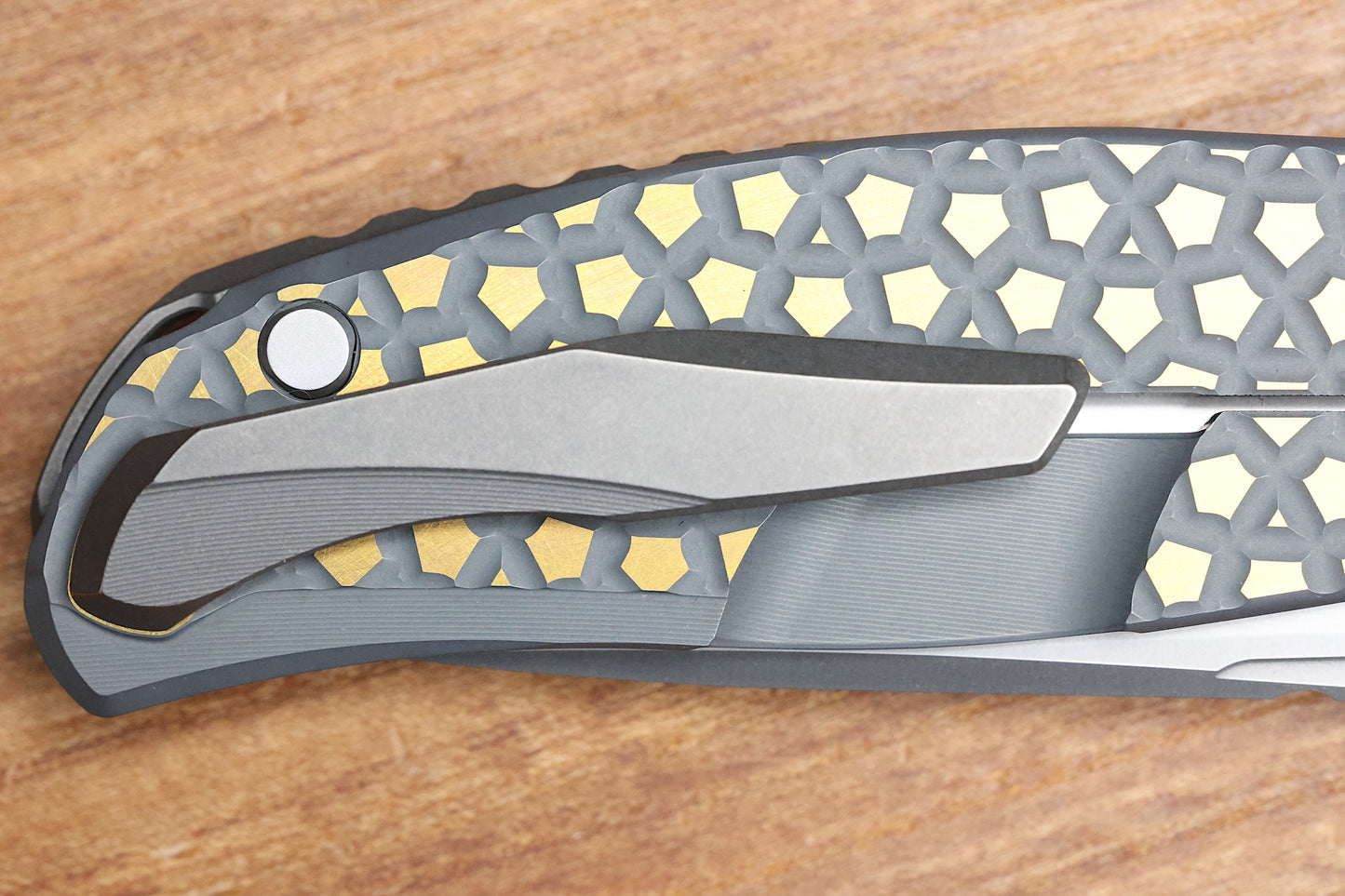 SHIROGOROV KNIVES F95 BEAR PATTERN - 2025 BLADE SHOW EXCLUSIVE - GREY/GOLD ANO TITANIUM HANDLE - M390 BLADE - MRBS (PREOWNED)