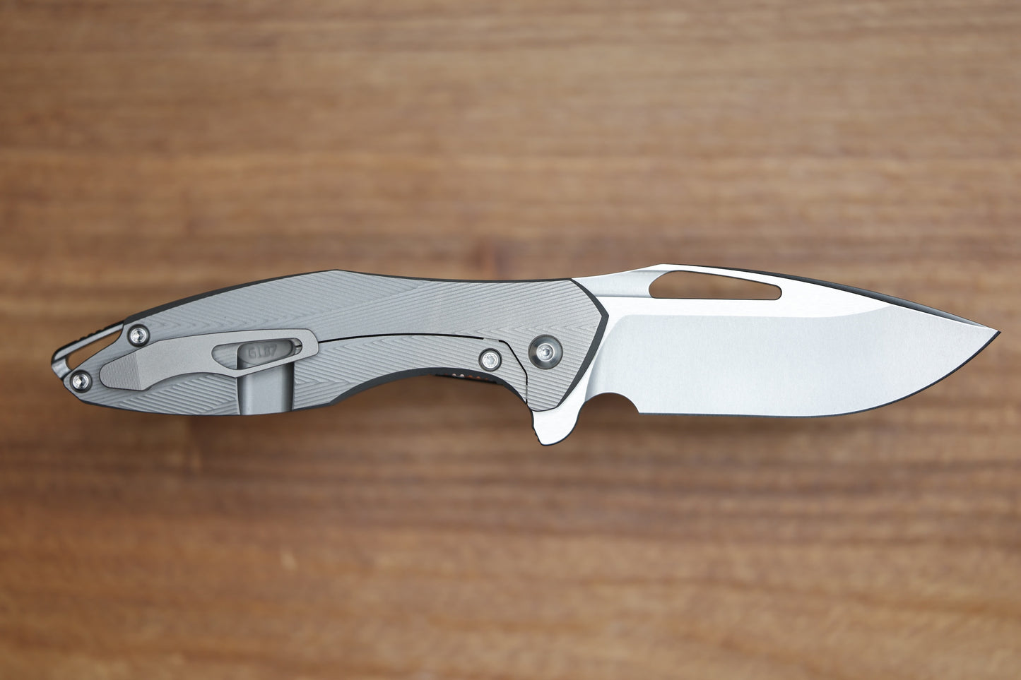 KOENIG MINI ARIUS - PATTERNED TITANIUM HANDLE - SILVER HARDWARE - BURNISHED W/ POLISHED FLATS M390 BLADE