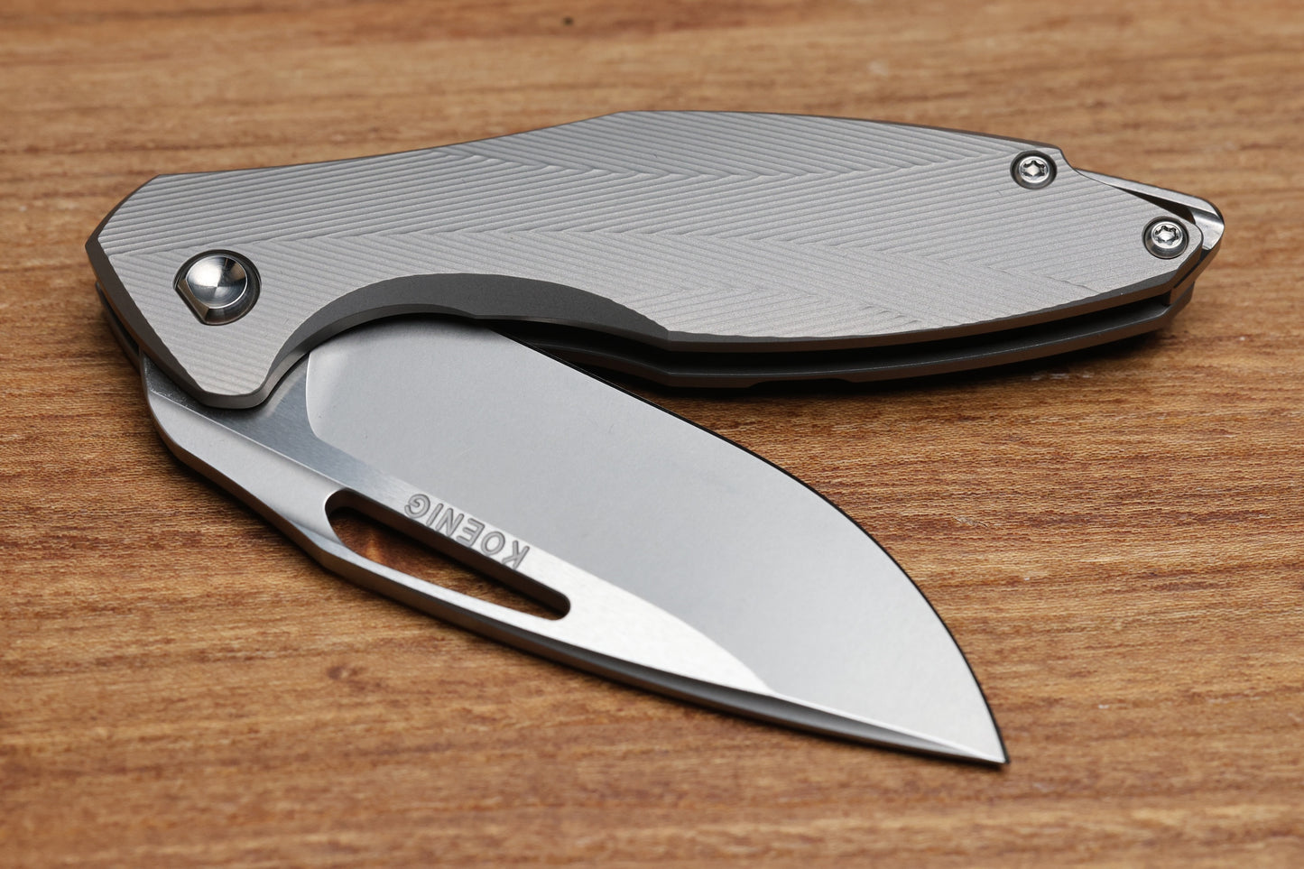 KOENIG MINI ARIUS - PATTERNED TITANIUM HANDLE - SILVER HARDWARE - BURNISHED W/ POLISHED FLATS M390 BLADE