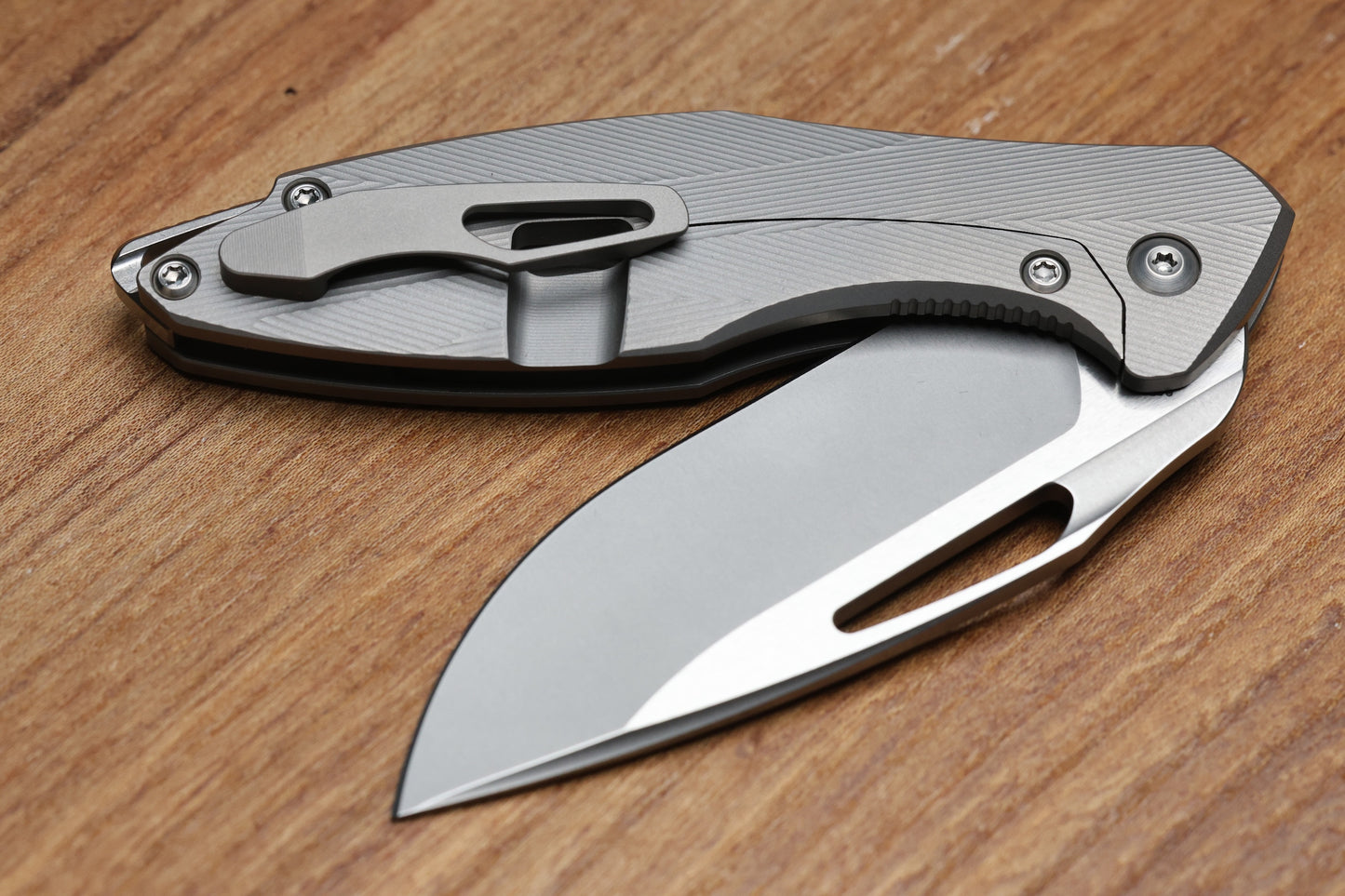 KOENIG MINI ARIUS - PATTERNED TITANIUM HANDLE - SILVER HARDWARE - BURNISHED W/ POLISHED FLATS M390 BLADE