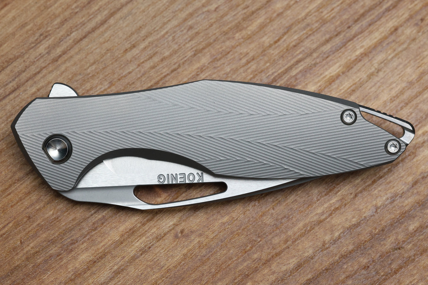 KOENIG MINI ARIUS - PATTERNED TITANIUM HANDLE - SILVER HARDWARE - BURNISHED W/ POLISHED FLATS M390 BLADE