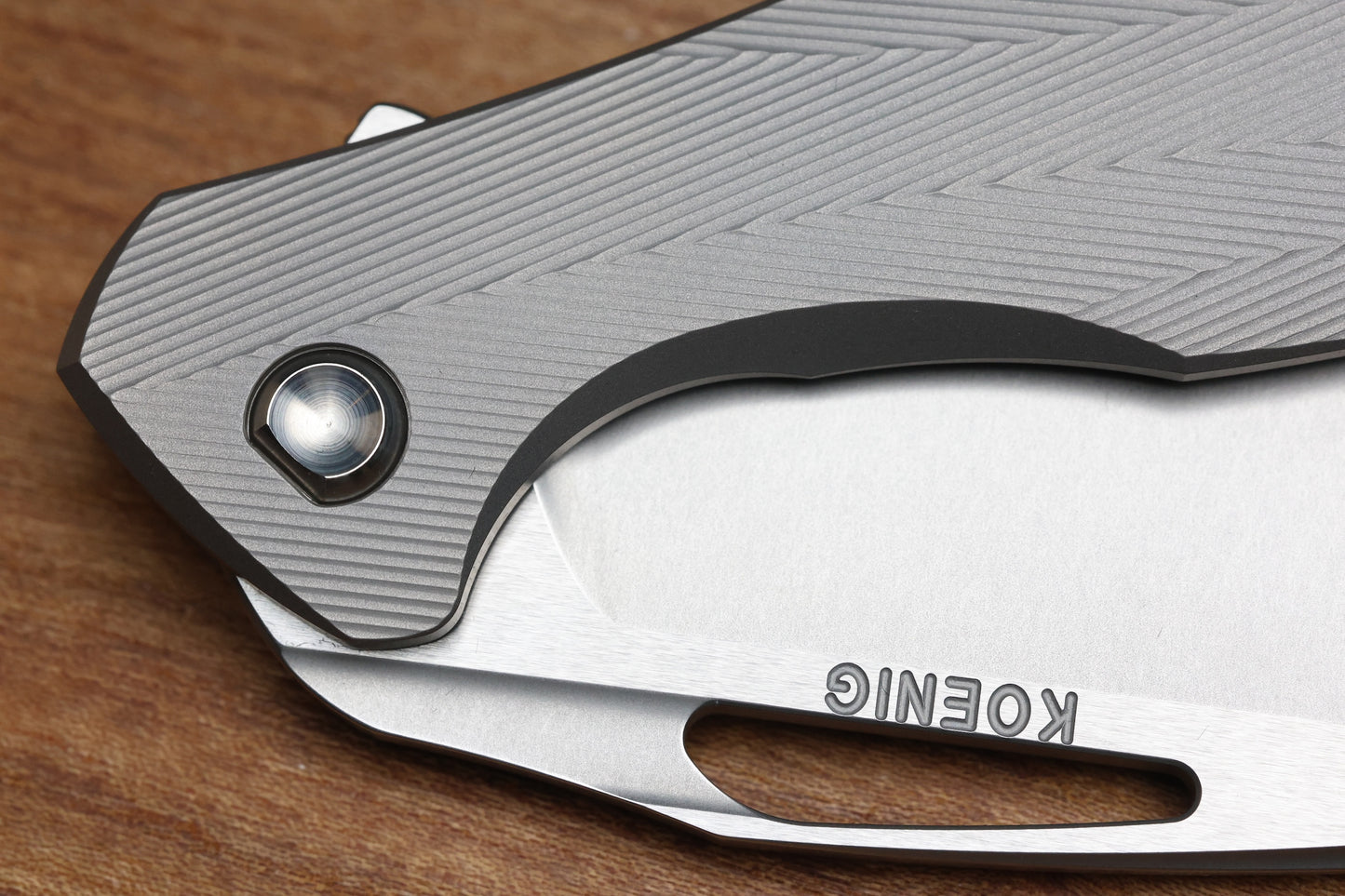 KOENIG MINI ARIUS - PATTERNED TITANIUM HANDLE - SILVER HARDWARE - BURNISHED W/ POLISHED FLATS M390 BLADE