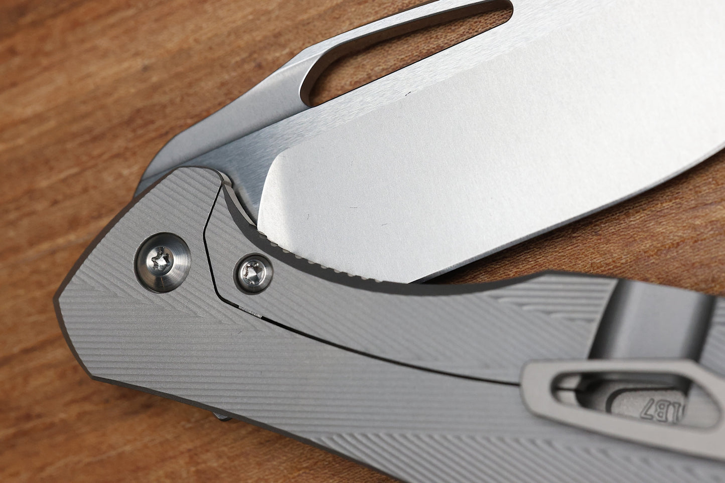 KOENIG MINI ARIUS - PATTERNED TITANIUM HANDLE - SILVER HARDWARE - BURNISHED W/ POLISHED FLATS M390 BLADE