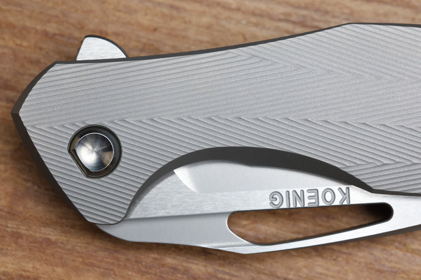 KOENIG MINI ARIUS - PATTERNED TITANIUM HANDLE - SILVER HARDWARE - BURNISHED W/ POLISHED FLATS M390 BLADE