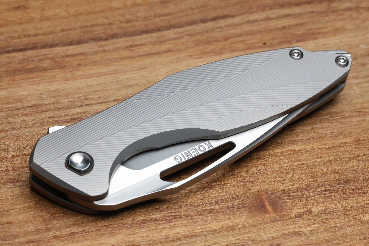 KOENIG MINI ARIUS - PATTERNED TITANIUM HANDLE - SILVER HARDWARE - BURNISHED W/ POLISHED FLATS M390 BLADE