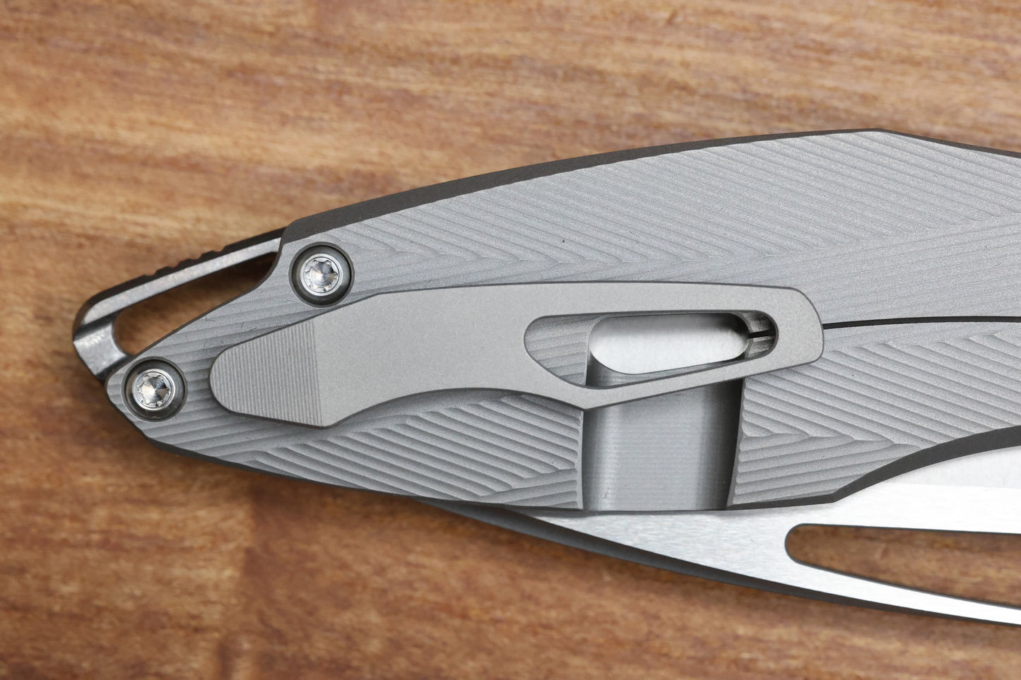 KOENIG MINI ARIUS - PATTERNED TITANIUM HANDLE - SILVER HARDWARE - BURNISHED W/ POLISHED FLATS M390 BLADE