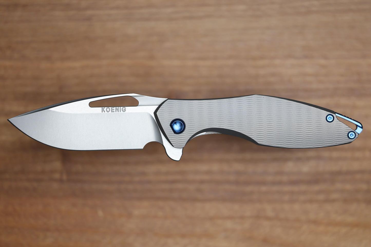 KOENIG MINI ARIUS - PLEXA TITANIUM HANDLE - BLUE HARDWARE - BURNISHED W/ POLISHED FLATS M390 BLADE
