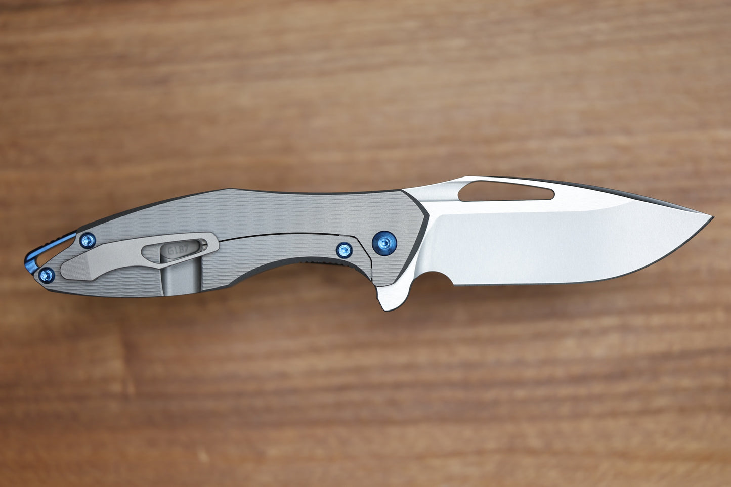 KOENIG MINI ARIUS - PLEXA TITANIUM HANDLE - BLUE HARDWARE - BURNISHED W/ POLISHED FLATS M390 BLADE