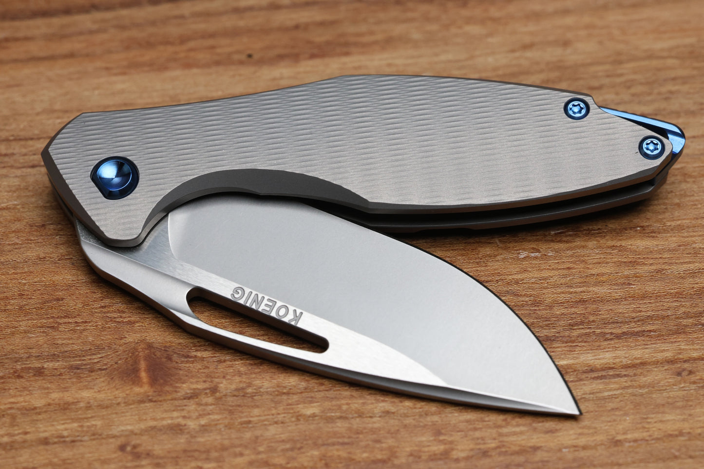 KOENIG MINI ARIUS - PLEXA TITANIUM HANDLE - BLUE HARDWARE - BURNISHED W/ POLISHED FLATS M390 BLADE
