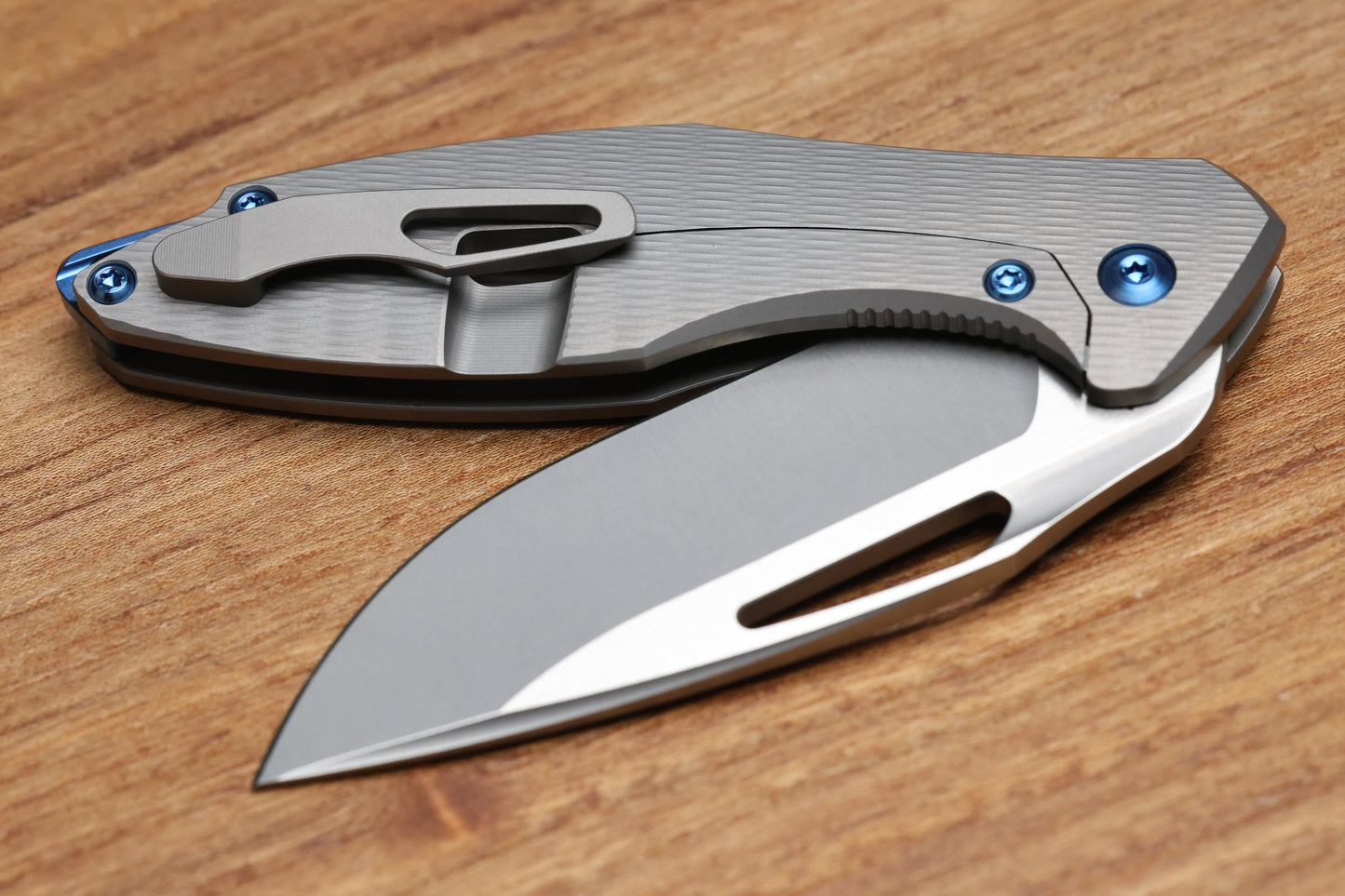 KOENIG MINI ARIUS - PLEXA TITANIUM HANDLE - BLUE HARDWARE - BURNISHED W/ POLISHED FLATS M390 BLADE