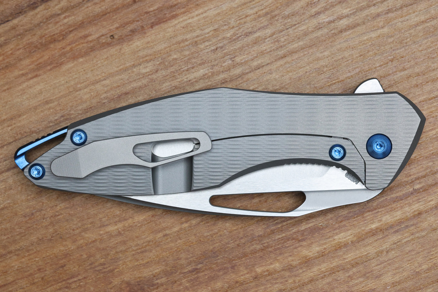 KOENIG MINI ARIUS - PLEXA TITANIUM HANDLE - BLUE HARDWARE - BURNISHED W/ POLISHED FLATS M390 BLADE