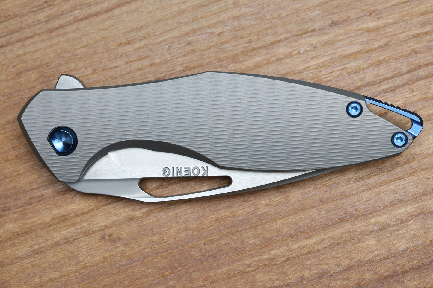 KOENIG MINI ARIUS - PLEXA TITANIUM HANDLE - BLUE HARDWARE - BURNISHED W/ POLISHED FLATS M390 BLADE