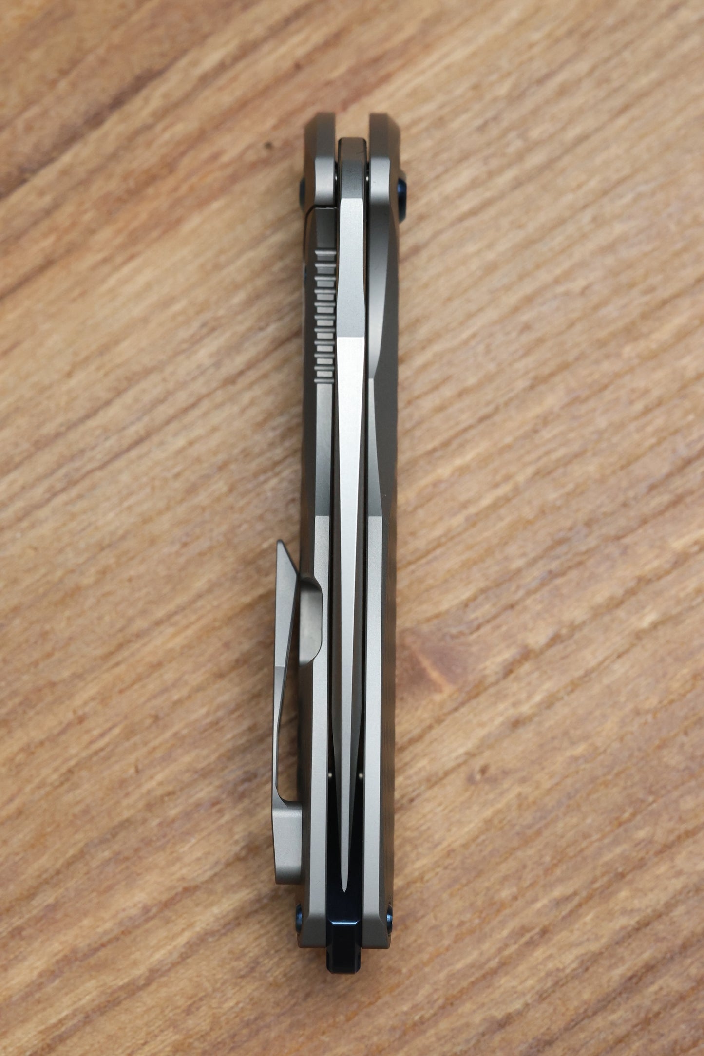 KOENIG MINI ARIUS - PLEXA TITANIUM HANDLE - BLUE HARDWARE - BURNISHED W/ POLISHED FLATS M390 BLADE