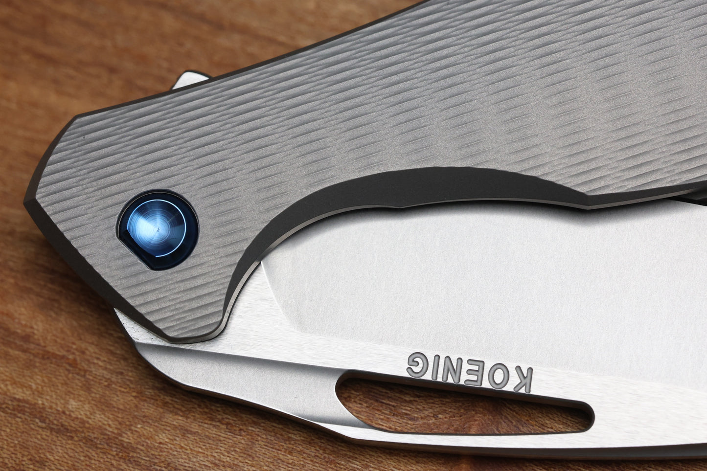 KOENIG MINI ARIUS - PLEXA TITANIUM HANDLE - BLUE HARDWARE - BURNISHED W/ POLISHED FLATS M390 BLADE