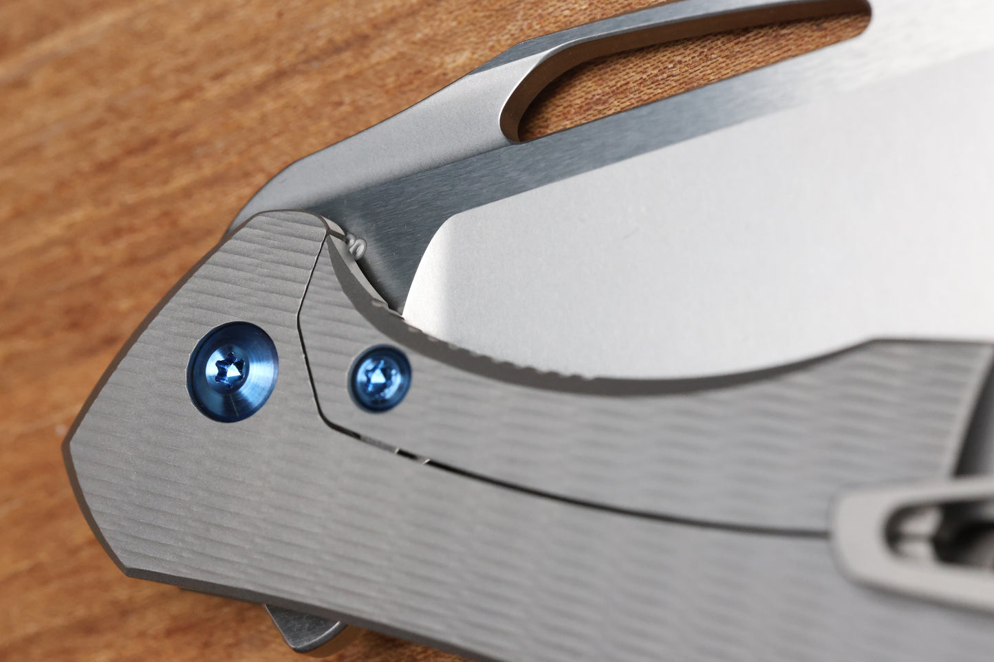 KOENIG MINI ARIUS - PLEXA TITANIUM HANDLE - BLUE HARDWARE - BURNISHED W/ POLISHED FLATS M390 BLADE