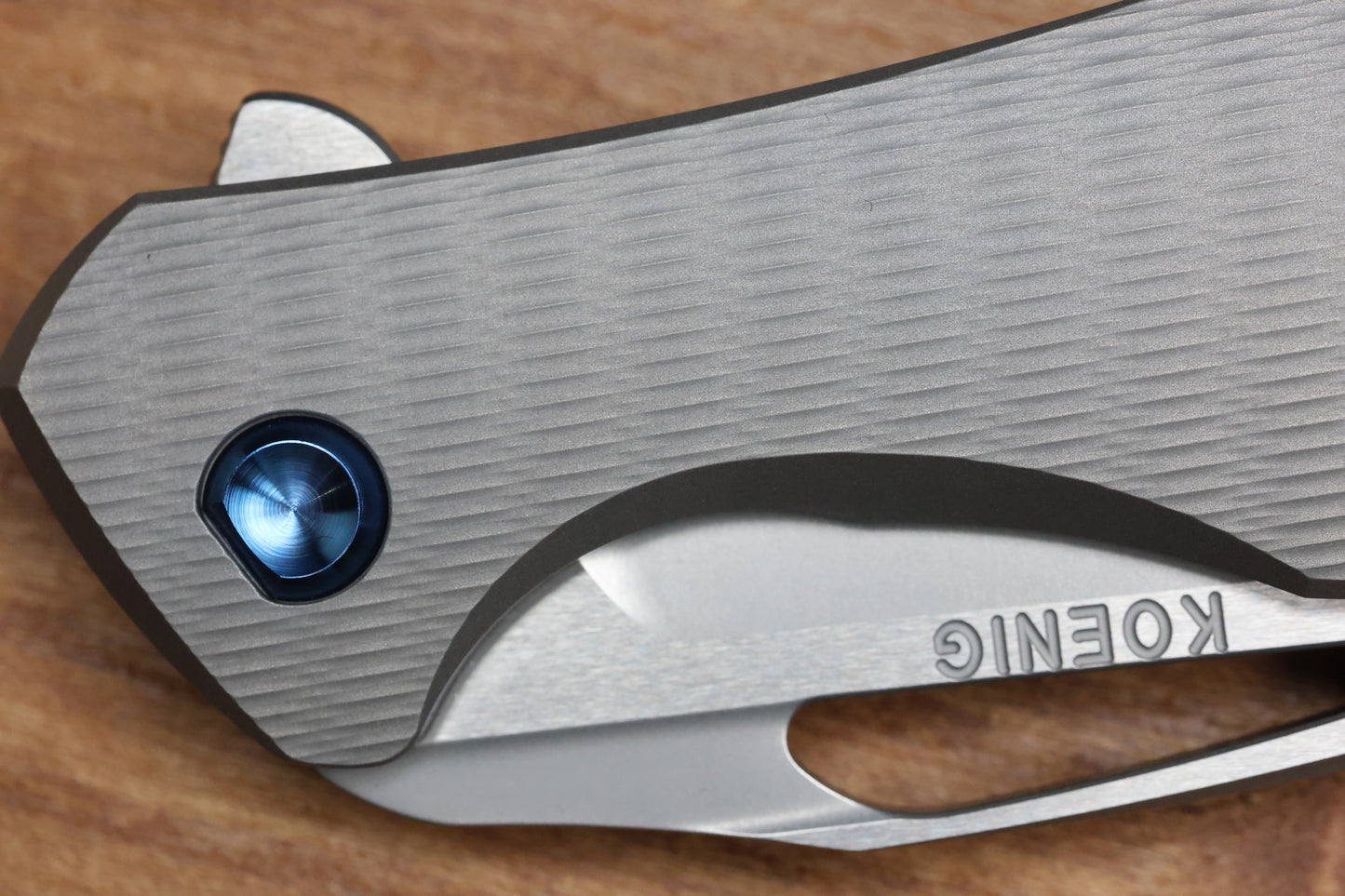 KOENIG MINI ARIUS - PLEXA TITANIUM HANDLE - BLUE HARDWARE - BURNISHED W/ POLISHED FLATS M390 BLADE
