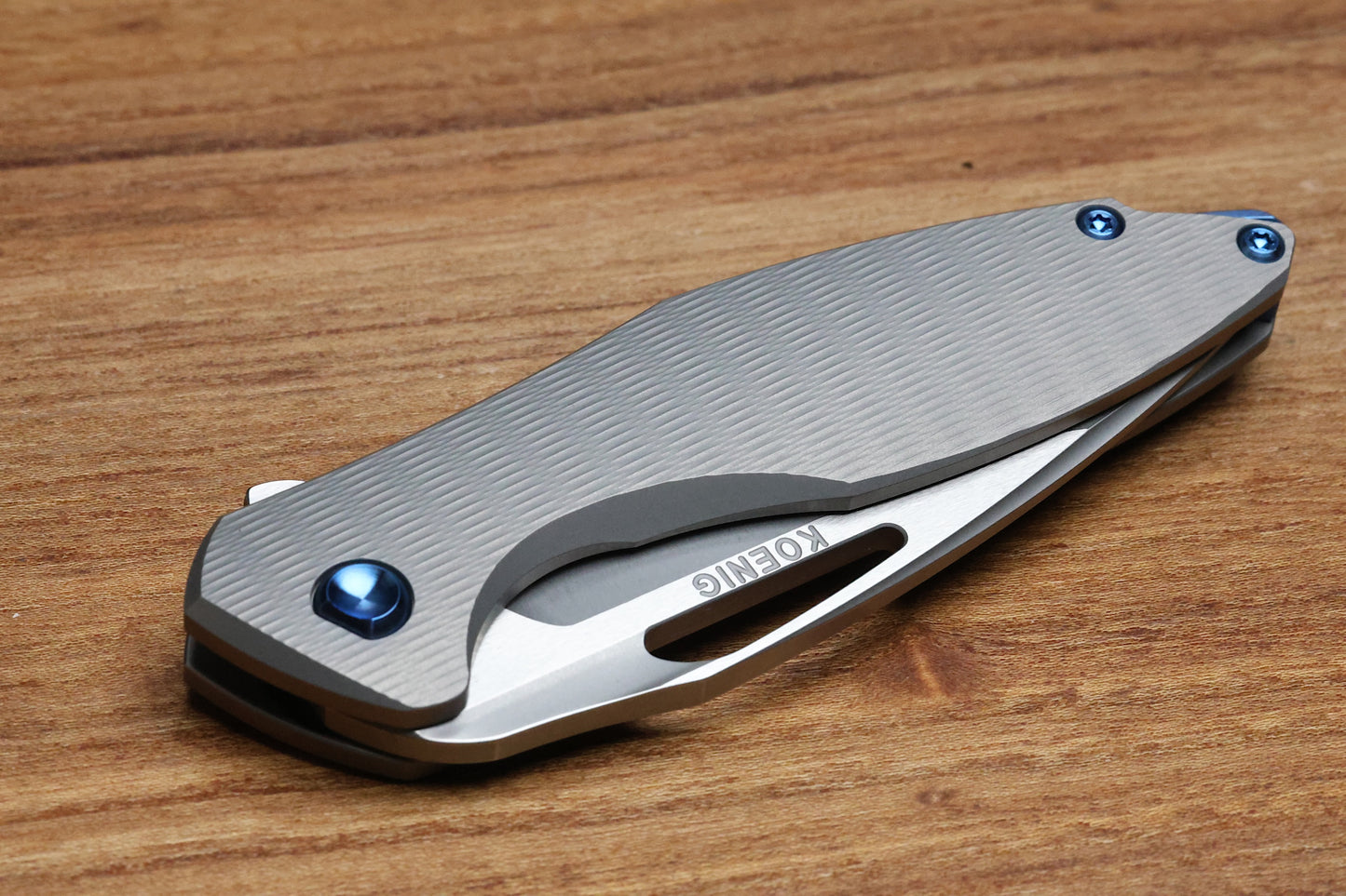 KOENIG MINI ARIUS - PLEXA TITANIUM HANDLE - BLUE HARDWARE - BURNISHED W/ POLISHED FLATS M390 BLADE