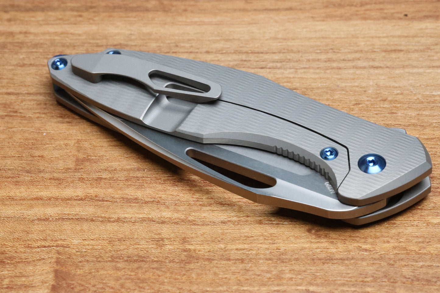 KOENIG MINI ARIUS - PLEXA TITANIUM HANDLE - BLUE HARDWARE - BURNISHED W/ POLISHED FLATS M390 BLADE
