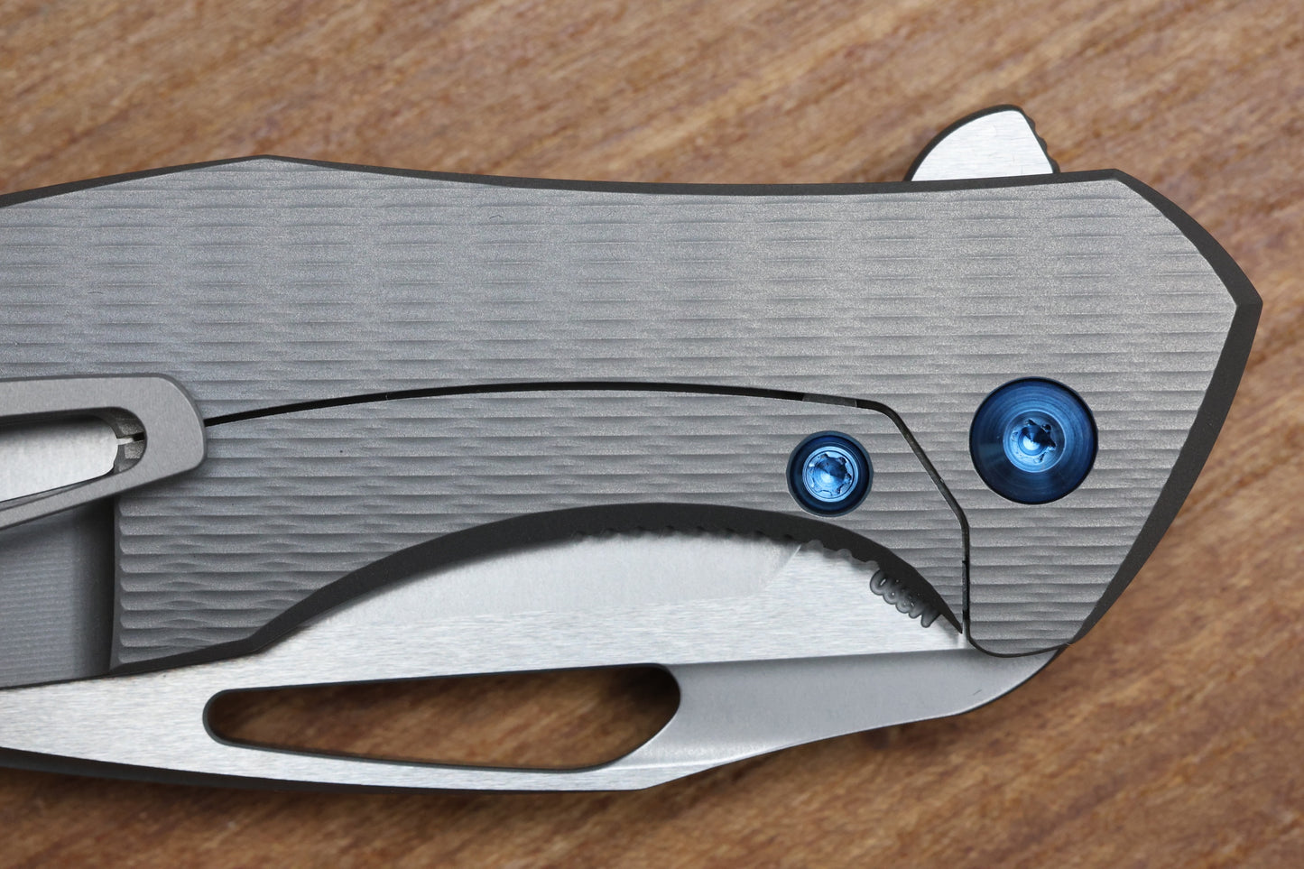 KOENIG MINI ARIUS - PLEXA TITANIUM HANDLE - BLUE HARDWARE - BURNISHED W/ POLISHED FLATS M390 BLADE