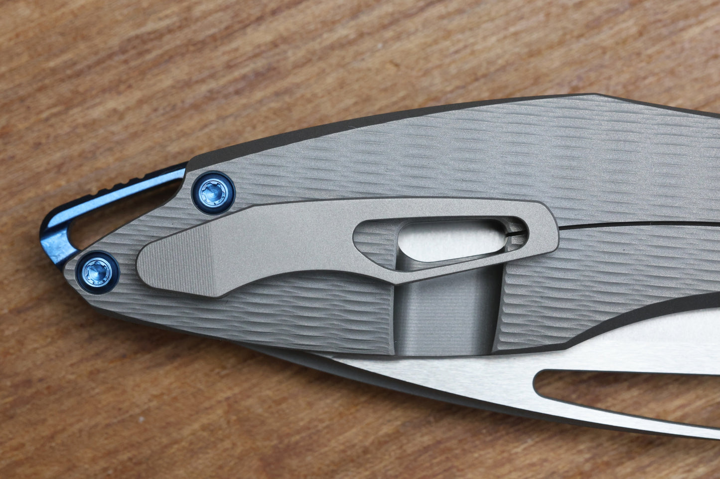 KOENIG MINI ARIUS - PLEXA TITANIUM HANDLE - BLUE HARDWARE - BURNISHED W/ POLISHED FLATS M390 BLADE