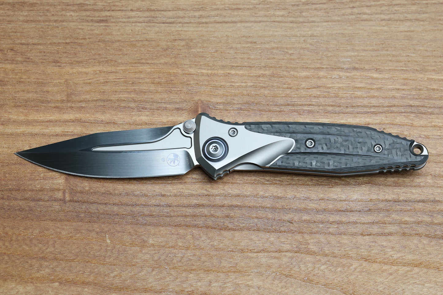 MICROTECH KNIVES SOCOM BRAVO MINI SPEAR POINT HAND SATIN W/ BLUE TI PIVOT COLLARS & CARBON FIBER SCALES 262M-4 CFTI
