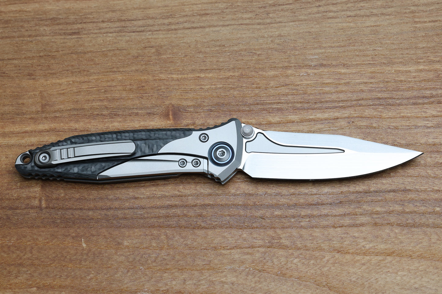MICROTECH KNIVES SOCOM BRAVO MINI SPEAR POINT HAND SATIN W/ BLUE TI PIVOT COLLARS & CARBON FIBER SCALES 262M-4 CFTI