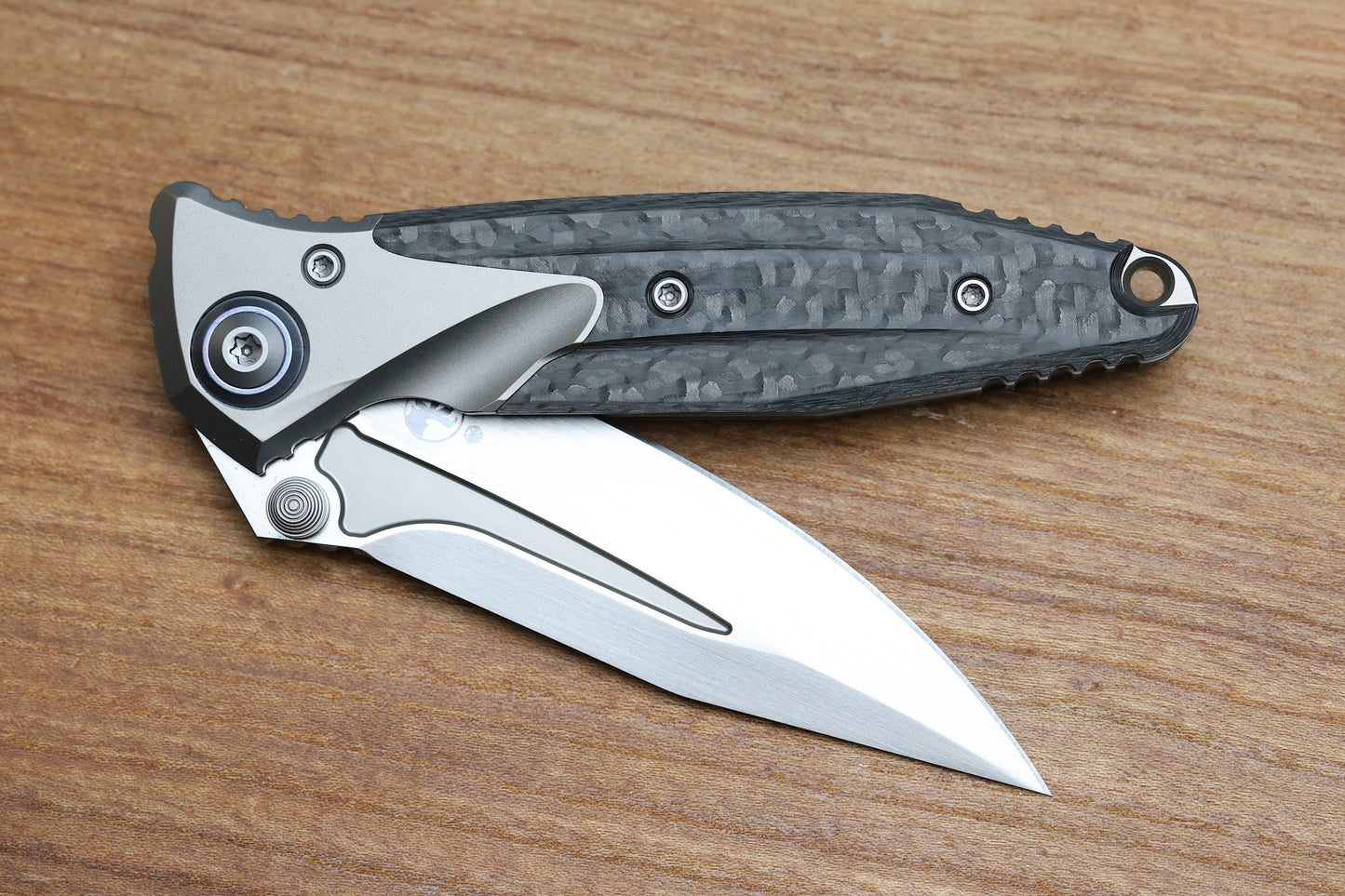 MICROTECH KNIVES SOCOM BRAVO MINI SPEAR POINT HAND SATIN W/ BLUE TI PIVOT COLLARS & CARBON FIBER SCALES 262M-4 CFTI