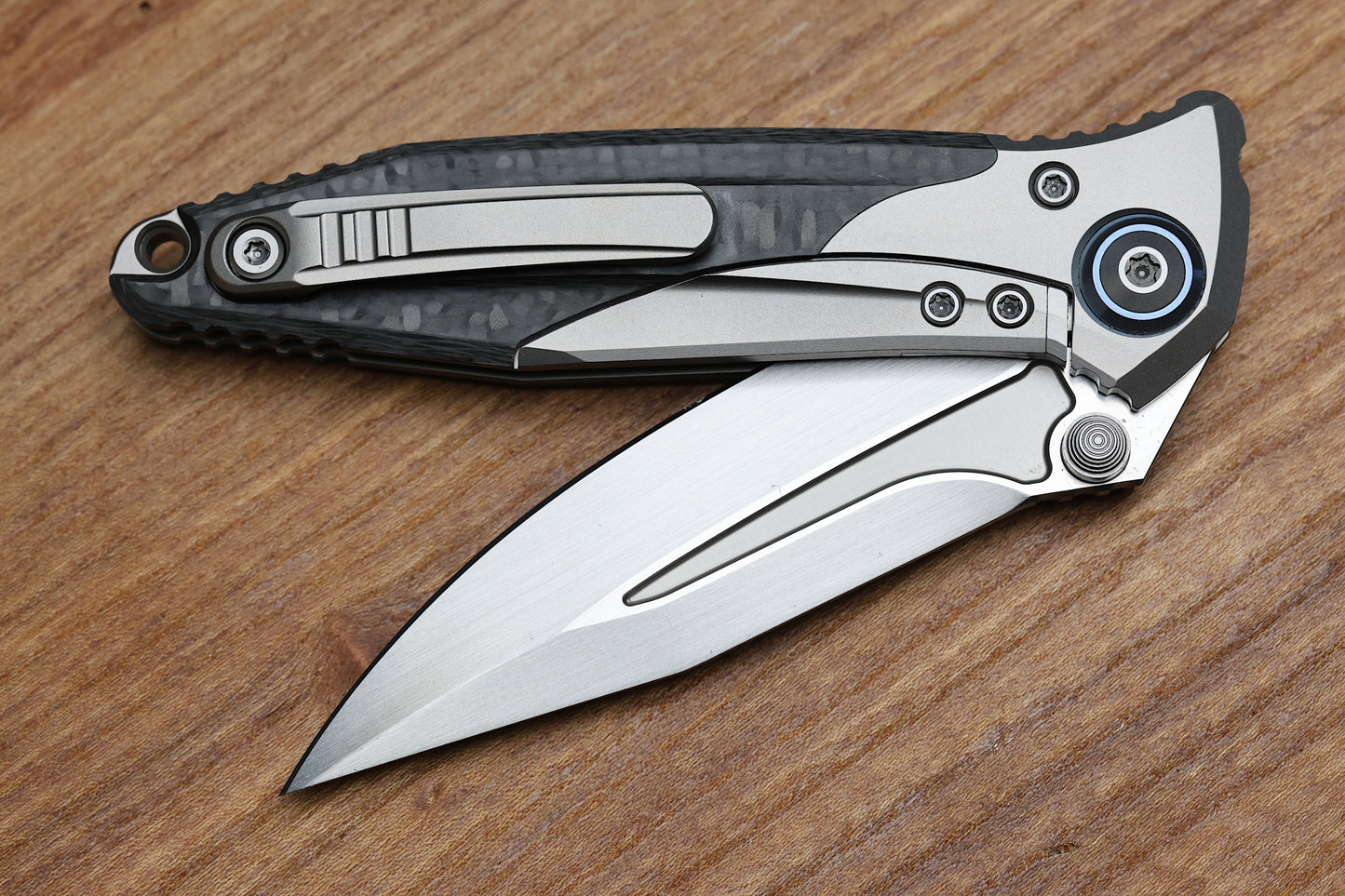 MICROTECH KNIVES SOCOM BRAVO MINI SPEAR POINT HAND SATIN W/ BLUE TI PIVOT COLLARS & CARBON FIBER SCALES 262M-4 CFTI