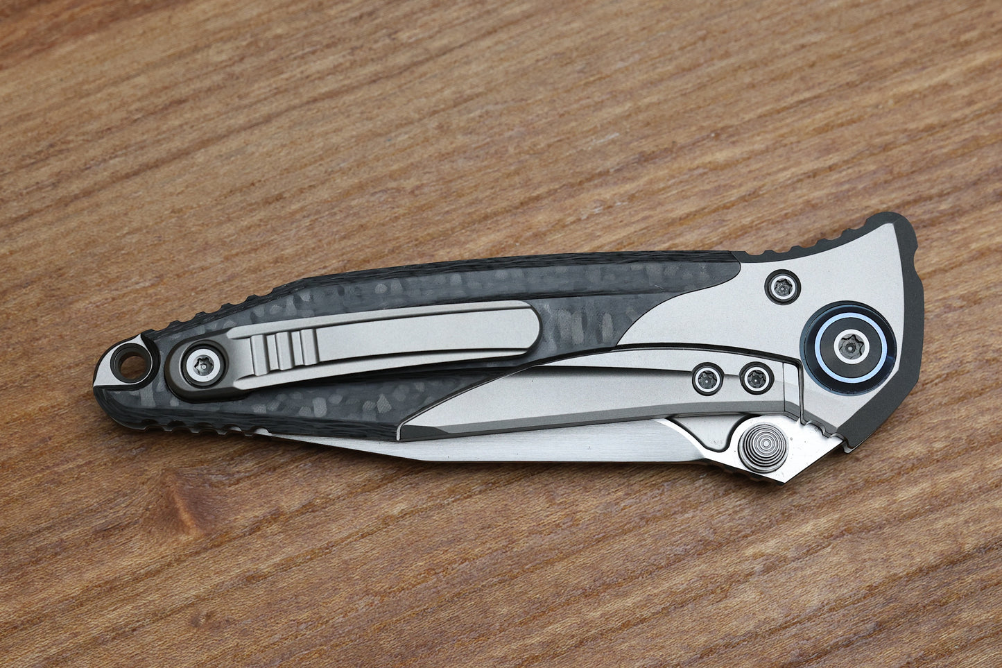 MICROTECH KNIVES SOCOM BRAVO MINI SPEAR POINT HAND SATIN W/ BLUE TI PIVOT COLLARS & CARBON FIBER SCALES 262M-4 CFTI