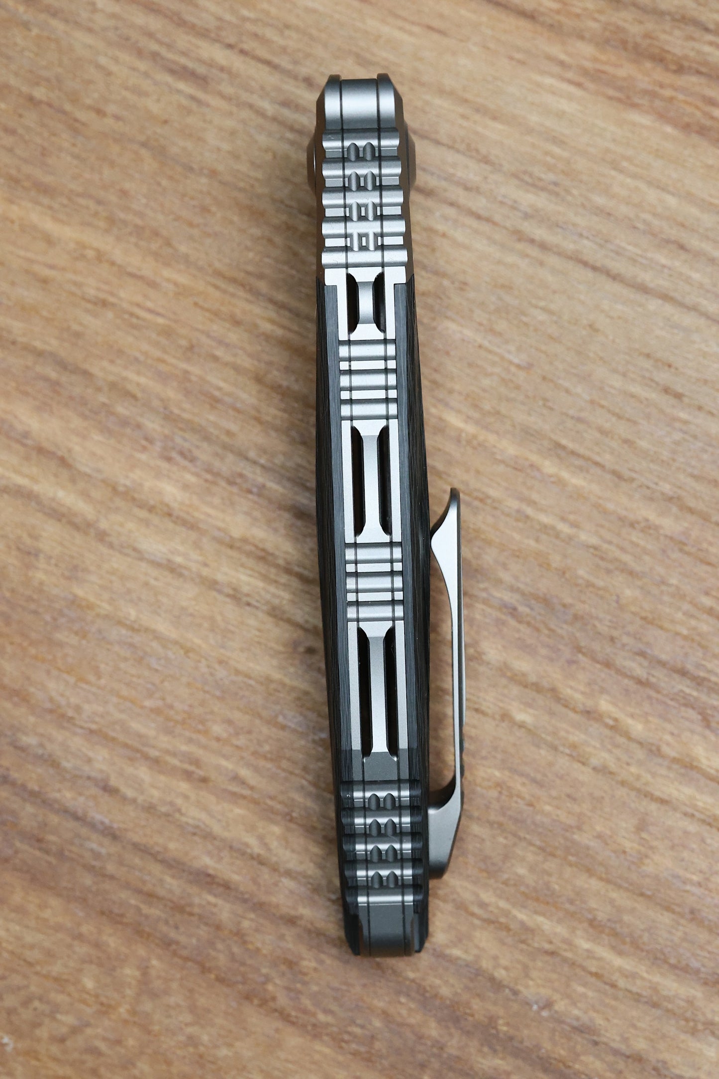 MICROTECH KNIVES SOCOM BRAVO MINI SPEAR POINT HAND SATIN W/ BLUE TI PIVOT COLLARS & CARBON FIBER SCALES 262M-4 CFTI